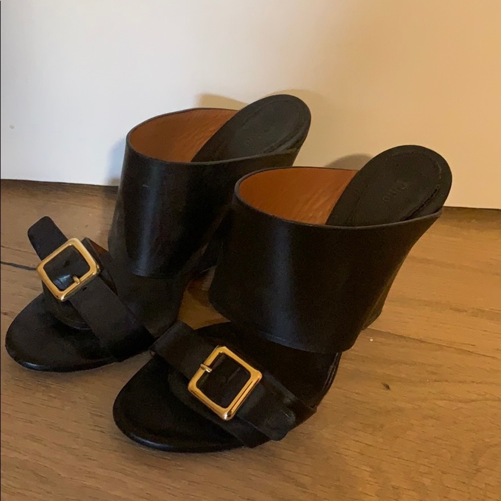 Black slide wedges